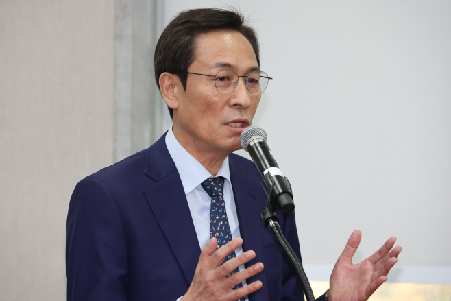 답변하는 우상호 정무수석<YONHAP NO-4822>