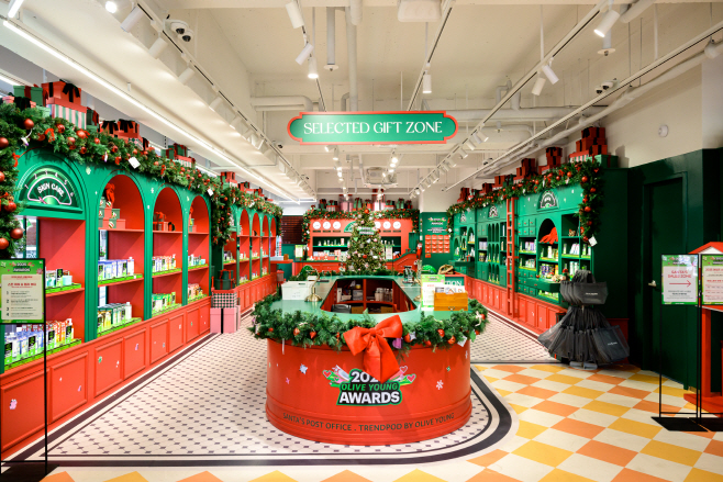 [CJ올리브영_사진자료] ‘2025 올리브영 어워즈’를 기념하여 꾸며진 ‘트렌드팟 바이 올리브영홍대’ 내부 전경