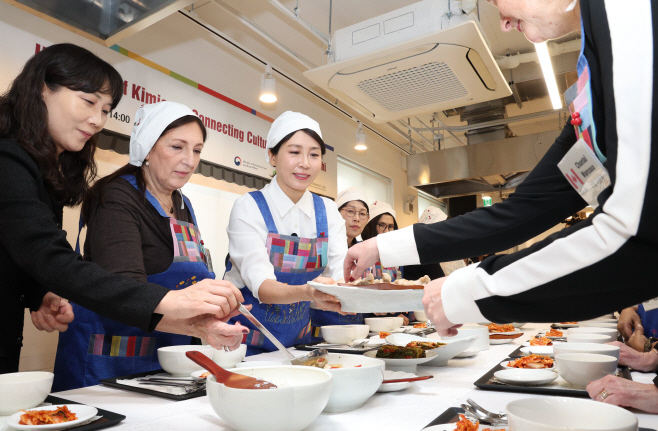 참석자들에게 보쌈 나눠주는 김혜경 여사<YONHAP NO-3729>