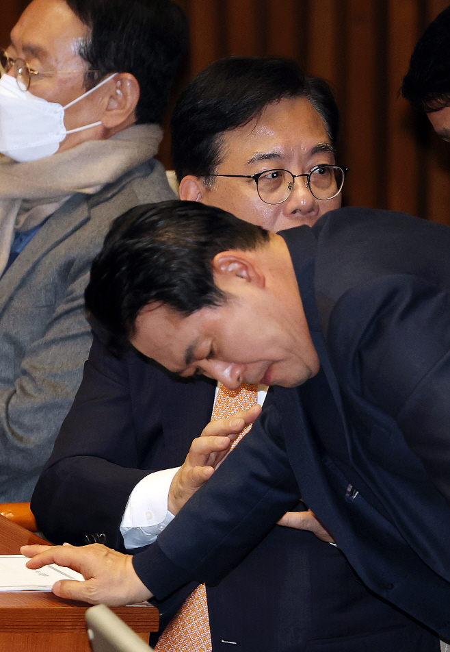 대화 나누는 장동혁·송언석<YONHAP NO-3822>