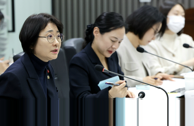 이스란 1차관, 의료급여심의위원회 주재<YONHAP NO-3704>