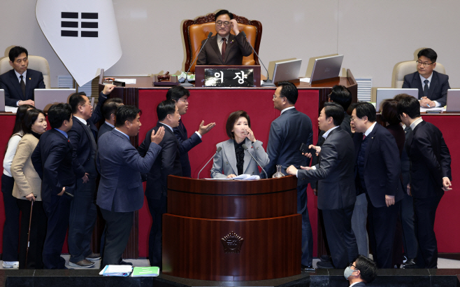 나경원 의원 무제한 토론 돌입…여야 날선 신경전<YONHAP NO-3934>