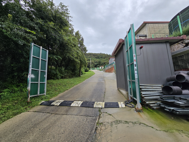 방역 절차를 위한 출입구 분리(가축분뇨 차량, 사료차량 출입로)