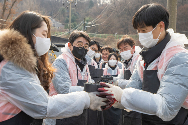 호반그룹 '사랑의 연탄 나눔' 봉사활동