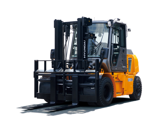 [사진] 북미 전문지로부터 ‘올해의 제품상’을 수상한 HD현대사이트솔루션의 중형 전동지게차 신모델