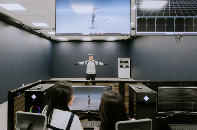 사진_단국대 학생들이 바이오헬스플래닛에서 AI·로봇·IoT 기술을 활용한 체험을 진행하고 있다.