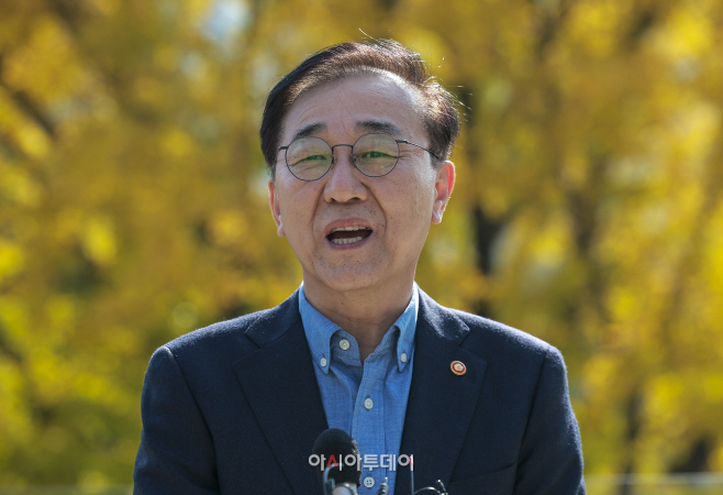 취재진 질문에 답하는 김윤덕 장관