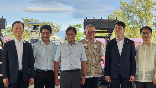 필리핀 농기계단지 착공식사진(왼쪽 세번째 필리핀 대통령, 다섯번째 김정욱 혁신실장)1
