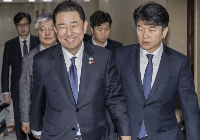 여야 원내대표 회동 향하는 민주당 원내지도부<YONHAP NO-4981>