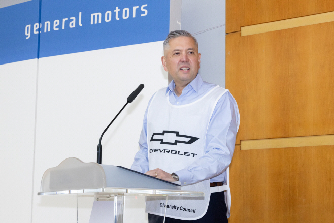 [사진 2] 사랑의 선물상자 만들기 행사장에서 인사말을 전하고 있는 헥터 비자레알 GM 한국사업장 사장