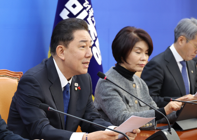 더불어민주당 원내대책회의, 발언하는 김병기 원내대표