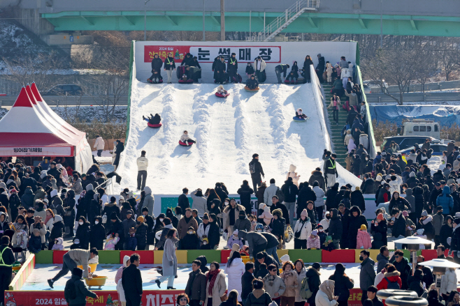 1. 올해 임실 산타축제, 60미터 초대형눈썰매장 첫 등장…더 신나게3(대형눈썰매장)