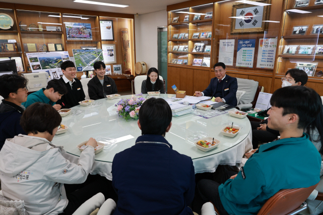 2. 영동군 8·9급 직원과 소통하는 ‘소통의 온도 89℃ 간담회’ 추진 (2)