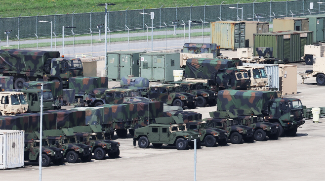 캠프 험프리스에 대기 중인 차량