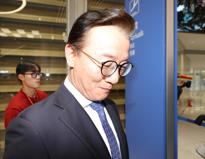 무거운 표정으로 이동하는 전재수 해양수산부 장관