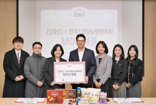 사진2_조능제 롯데웰푸드 CSR부문장(가운데 오른쪽)과 김미영 한국1형당뇨병 환우회 대표(가운데 왼쪽)을 비롯해 관계자들이 업무협약 기~