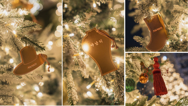 [첨부이미지2] 빌라쥬 드 아난티 트리에 설치된 삿갓, 항아리, 버선, 테슬 모양의 트리 오너먼트