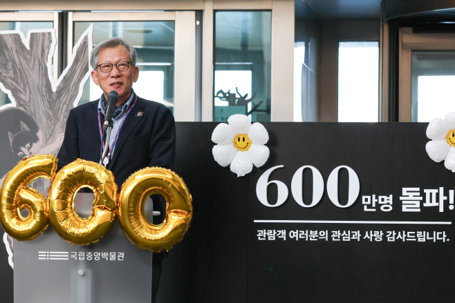 국립중앙박물관 600만 관객 돌파, 인사하는 유홍...<YONHAP NO-4010>