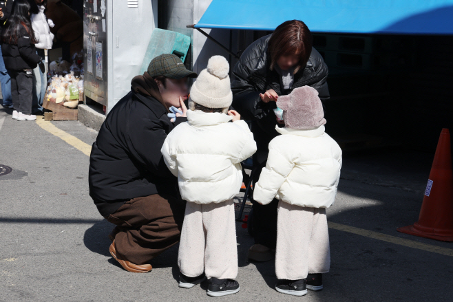 맞벌이부부 합산 최대 3년 육아휴직 사용 가능하다<YONHAP NO-6255>