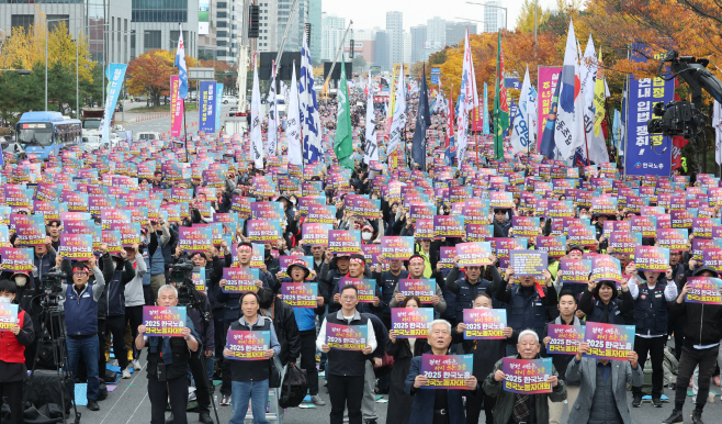 구호 외치는 한국노총<YONHAP NO-2379>