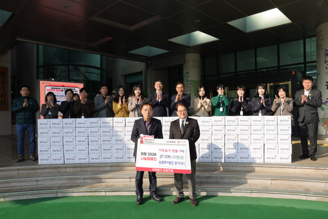 새마을경제과)청도군, 본가(주)로부터 김치 5kg 100박스 기탁 받아(청도군청사앞)