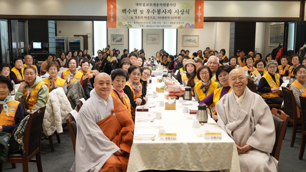 단체사진을 촬영하는 모습