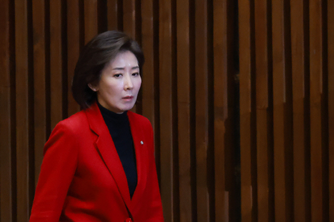 본회의 참석하는 나경원 의원<YONHAP NO-4086>