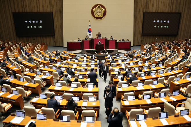 나경원 의원 무제한 토론 돌입…본회의장 빠져나가는 민주당 의원들