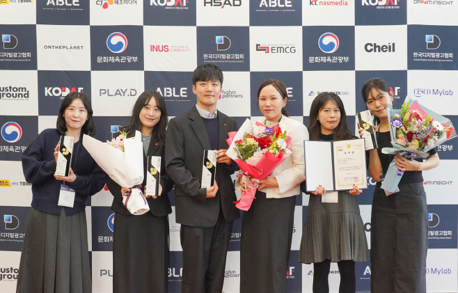 사진2_’2025 대한민국 디지털 광고대상’에서 3개 부문 6개 상을 수상한 롯데웰푸드 관계자들이 기념 촬영을 하고 있다.