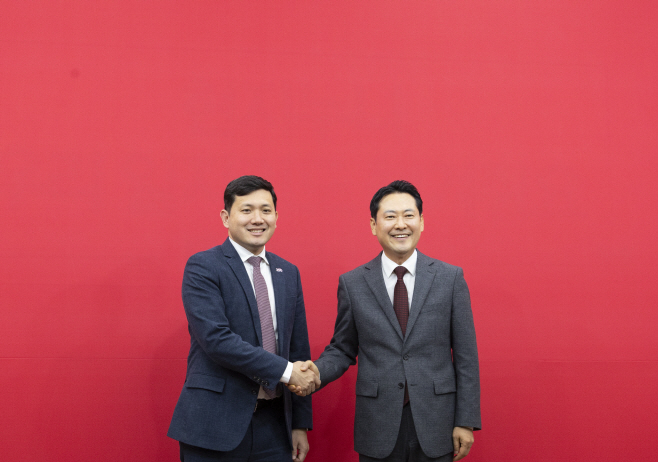 케빈 김 주한 미 대사 대리와 악수하는 장동혁 대표<YONHAP NO-6031>