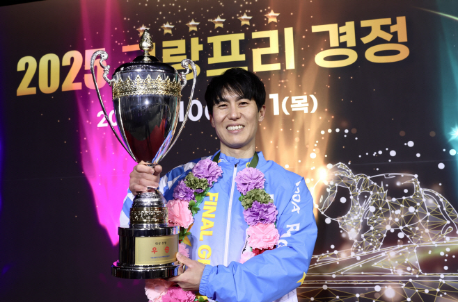 사본 - 1-1 2025 그랑프리 경정에서 우승한 김도휘가 환한 미소로 기뻐하고 있다.