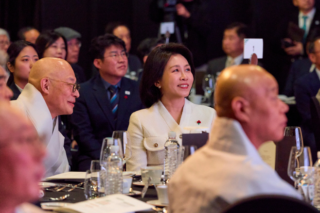 김혜경 여사, 불교지도자 초청 국민화합 기원 송년만찬 참석