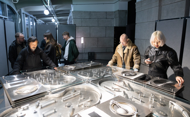 오블릭 사운드워크(차크람 응)의 '더 클럽'