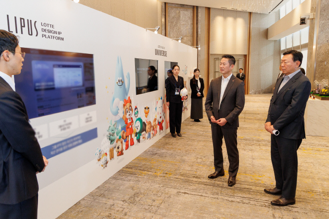 [사진] 롯데는 12일 롯데월드타워에서 _2025 롯데 디자인전략회의_를 개최했다. 신동빈 롯데 회장과 이돈태 롯데지주 디자인실장이 롯~