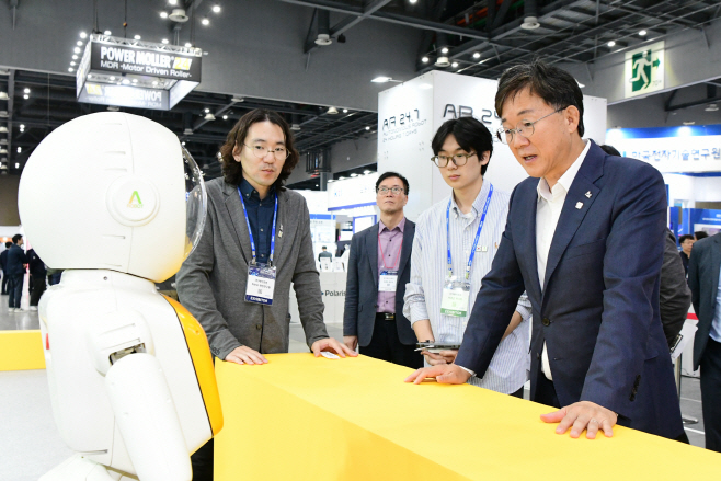 3. 이민근 안산시장이 킨텍스에서 열린 '2024로보월드'에서 관계자로부터 휴머노이드로봇에 대한 설명을 청취하고 있다.