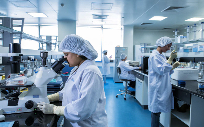 Scientists-at-Biocon-state-of-the-art-RD-Centre-Biocon-Park-1