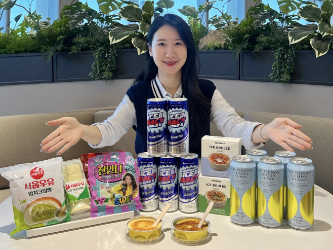 (사진1) GS25에서 모델이 '2025 GS25 히트상품'을 선보이고 있다