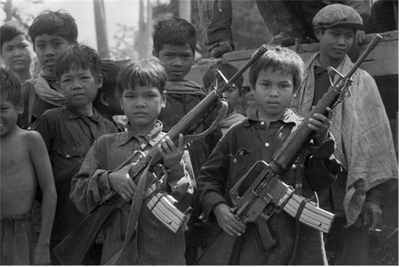 1979년경 실탄 무장한 캄보디아 어린이들.