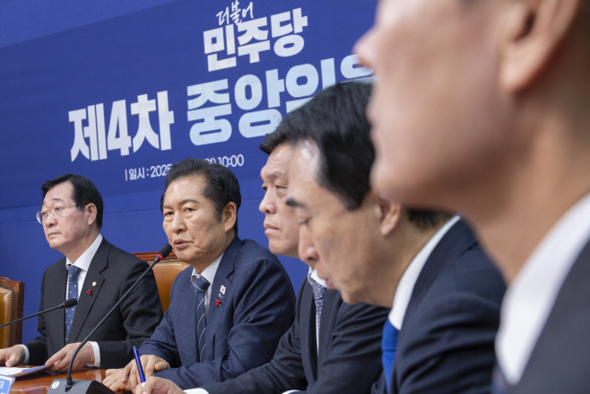 제4차 중앙위 회의에서 인사말 하는 정청래 대표<YONHAP NO-4804>