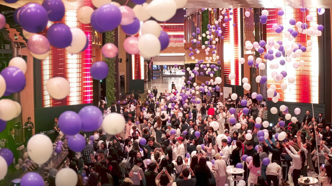 [사진 2] 새해를 맞이하는 순간, 인스파이어의 시그니처 공간인 ‘오로라’가 수천 개의 풍선으로 뒤덮이며 다가오는 한 해를 기념한다