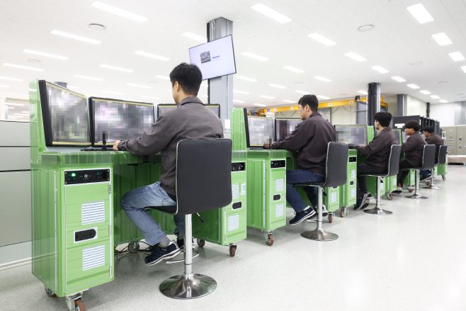 사진7_한화시스템 직원들이 울산급 Batch-III 전투체계(CMS)의 함정 탑재 전 사전 시험을 하고 있다