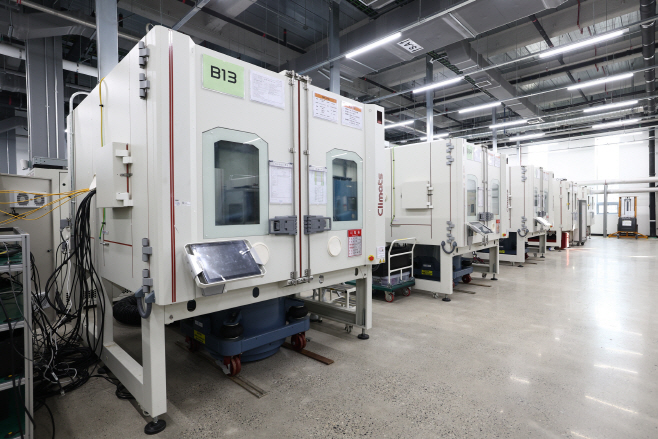 사진15_한화시스템의 신뢰성 시험장비. 한화시스템에서 생산하는 제품들에 대한 온도 및 진동 등 검토 시험이 진행되고 있다