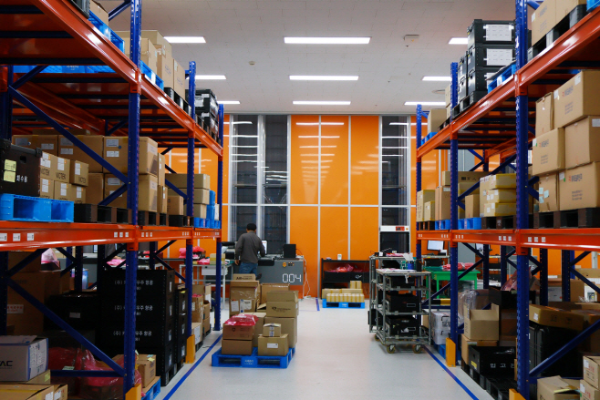 사진3_한화시스템 제조동에 위치한 약 700평 규모의 자재관리실. 물류로봇과 자동화 시스템을 도입해 2만여 종의 원자재 및 첨단 방산장비를 체계적으로 관리하고 물류 효율을 극대화했다.