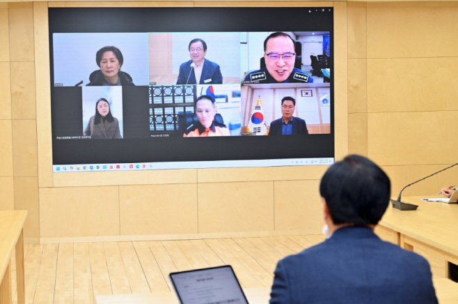 이현재 하남시장이 11일 시청 집무실에서 박성갑 하남경찰서장, 조천묵 하남소방서장, 윤상원 광주하남교육지원청 교육국장과 실시간 화상회의를 갖고 연말연시 시민 안전 대책을 논의하고 있다./하남시