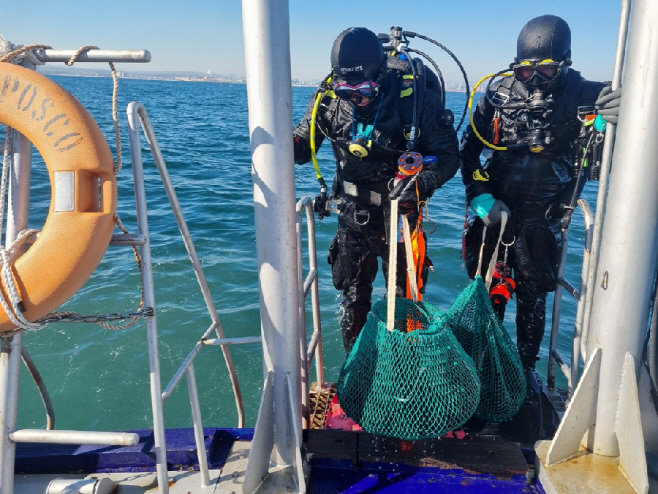 (1) 포스코 클린오션 봉사단이 포항 청하면 바닷가에서 환경정화 활동을 하고 있다 (1)
