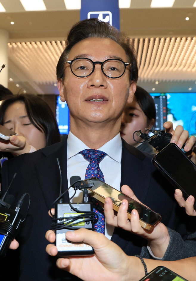 질문 받는 전재수 해양수산부 장관<YONHAP NO-2368>