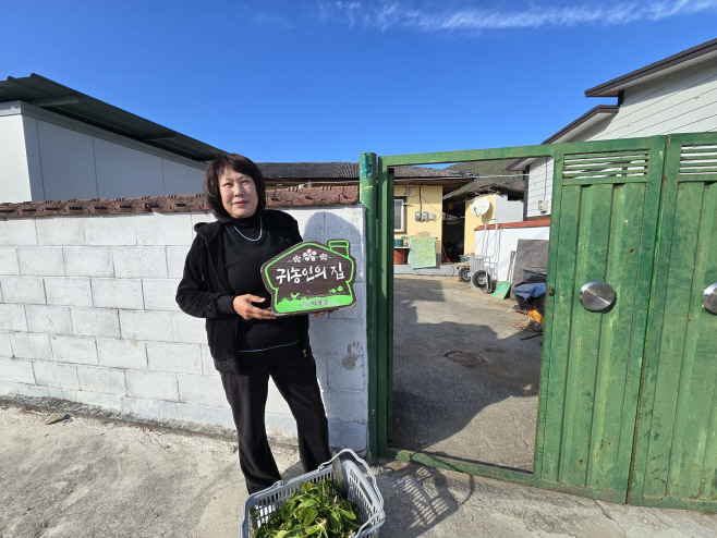 #1. 251215 보도사진1(2년전 부산에서 의령으로 귀농한 김정엽씨가 귀농인의집 을 소개하고 있다)