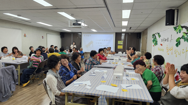 #1. 251215 보도사진4(김정엽 씨를 포함한 귀농귀촌인들이 지역 주민과 함께 융합소통 교육에 참여하며 화기애애한 모습을 보이고 있다)