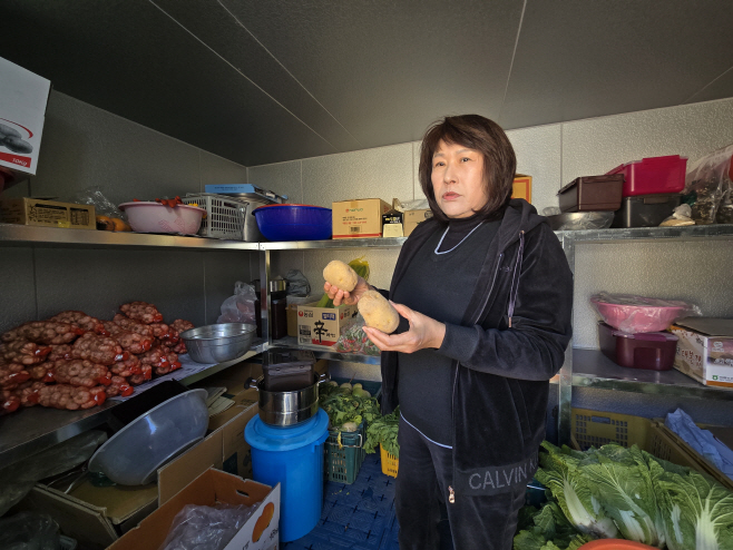 #1. 251215 보도사진6(2년전 부산에서 의령으로 귀농한 김정엽씨가 본인이 직접 재배한 감자를 소개하고 있다)