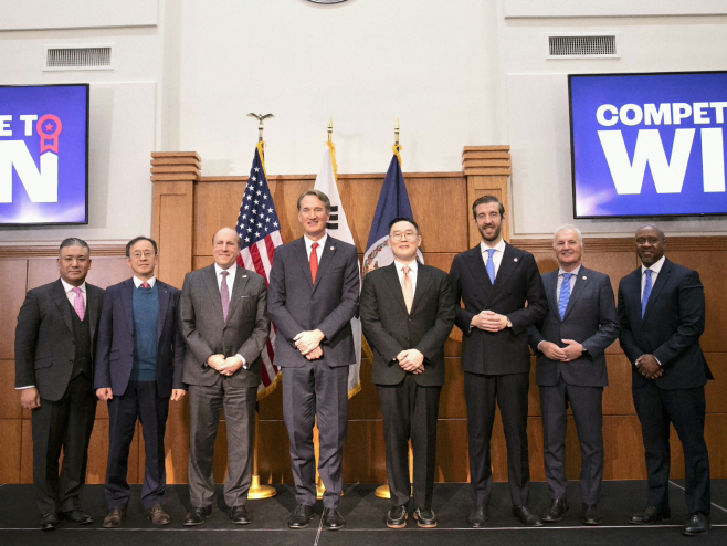 [사진자료] 버지니아주 체사피크시 신규 투자 계획 발표에서 참석자들이 기념촬영을 하고 있다